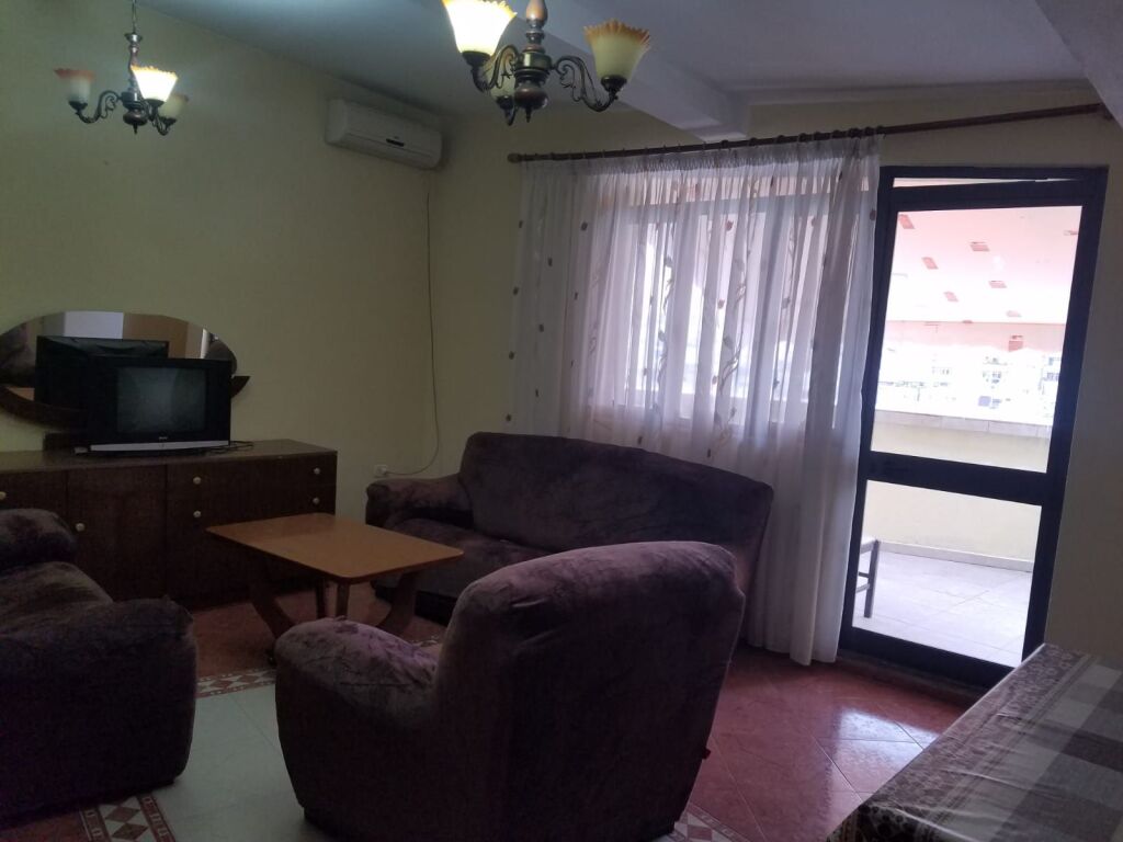 Appartamento 1+1 in affitto con Ali Dem vicino alla Strada Principale vicino alla scuola 1 Maggio 330 mila lek vecchi