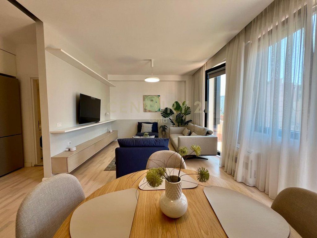JAPIM ME QIRA APARTAMENT 2+1+2 + POST PARKIMI TEK RR.BARRIKADAVE!!