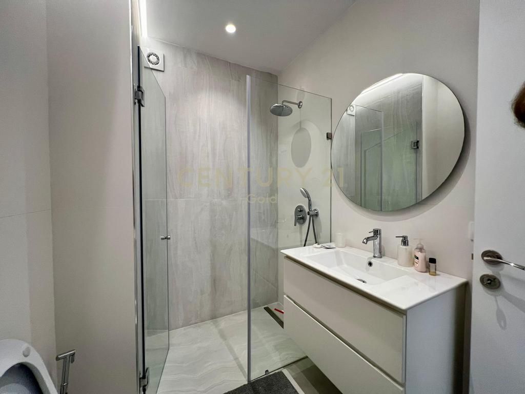 JAPIM ME QIRA APARTAMENT 2+1+2 + POST PARKIMI TEK RR.BARRIKADAVE!!