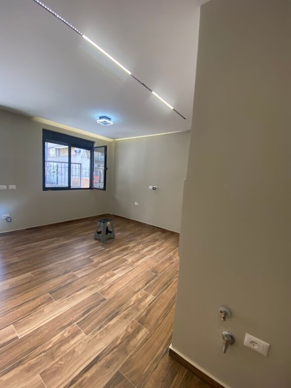 🏢 LOCALE COMMERCIALE IN VENDITA – 21 Dhjetori, vicino a Square 21