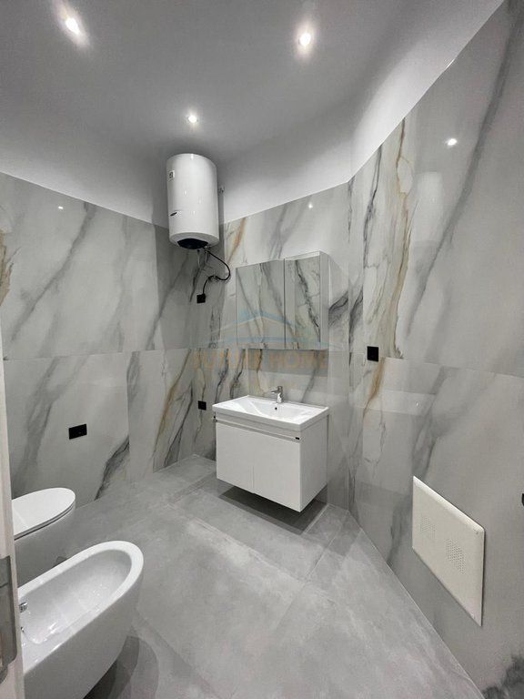Shitet , Apartament 1+1 ,Rruga ''Murrat Terbaci'' ,Vlorë.