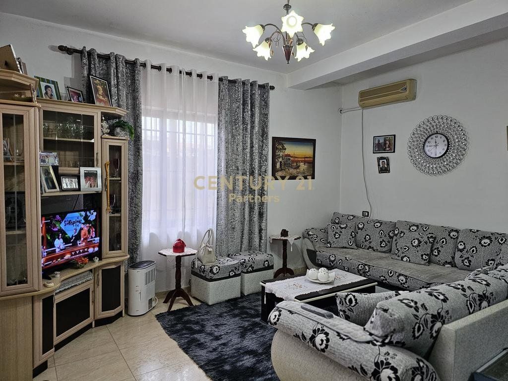 Private 2-story villa for sale on Jordan Misja street 350,000 €