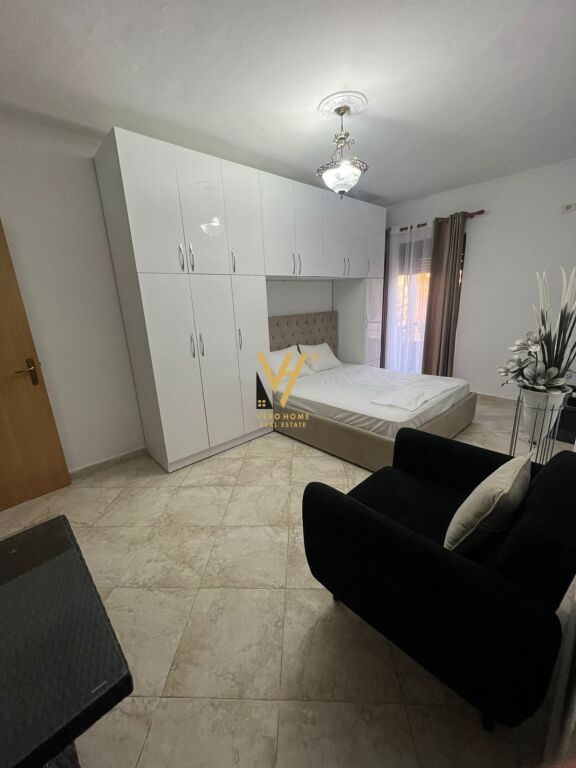 JEPET GARSONIERE 48 M2 ME QERA TE RRUGA E BARRIKADAVE 50.000 LEKE