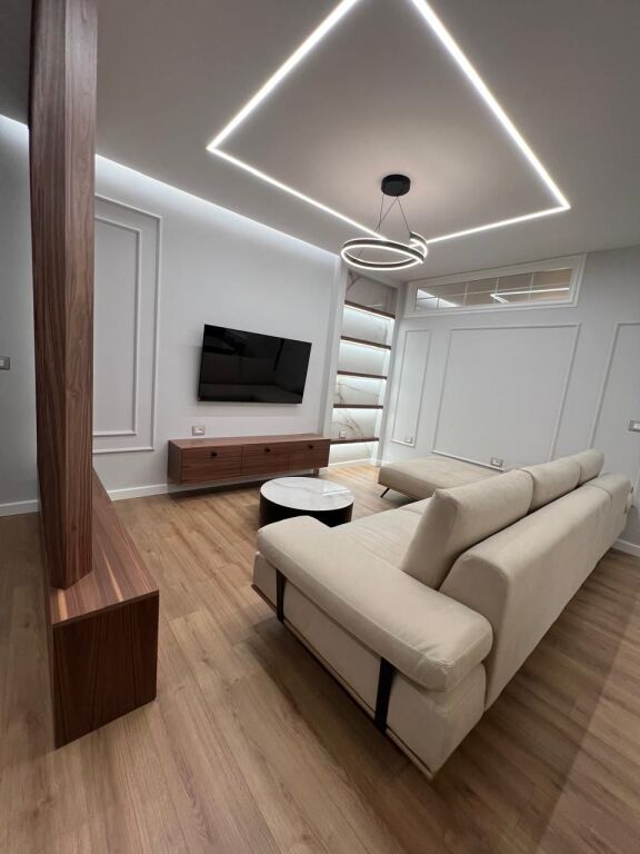 🏢Tek Selvia,prane Supermarket SPAR jepet me qera apartament,2+1,i mobiluar 1,000 Euro