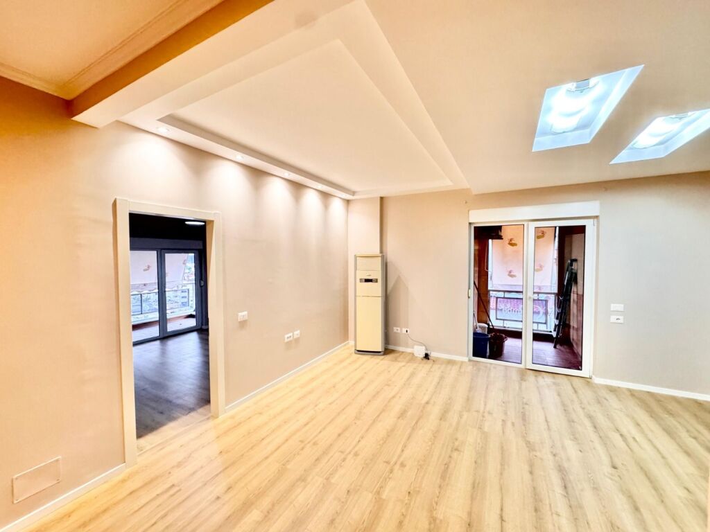 Shitet Apartament 2+1+Parkim Xhamllik, Colombo prane Porcelanit, Oxhaku