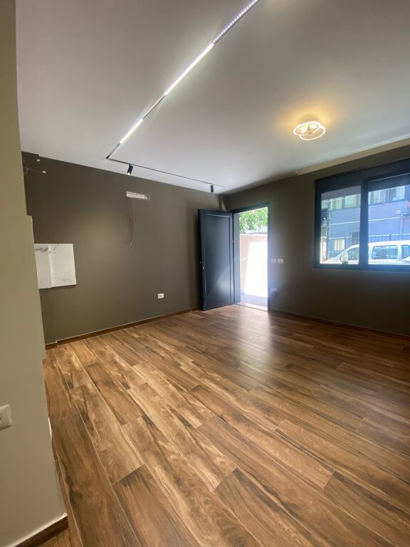 🏢 LOCALE COMMERCIALE IN VENDITA – 21 Dhjetori, vicino a Square 21