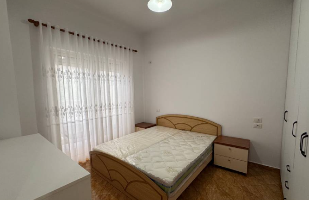 UNAZA E RE, APARTAMENT 1+1 PER QIRA, 450 €