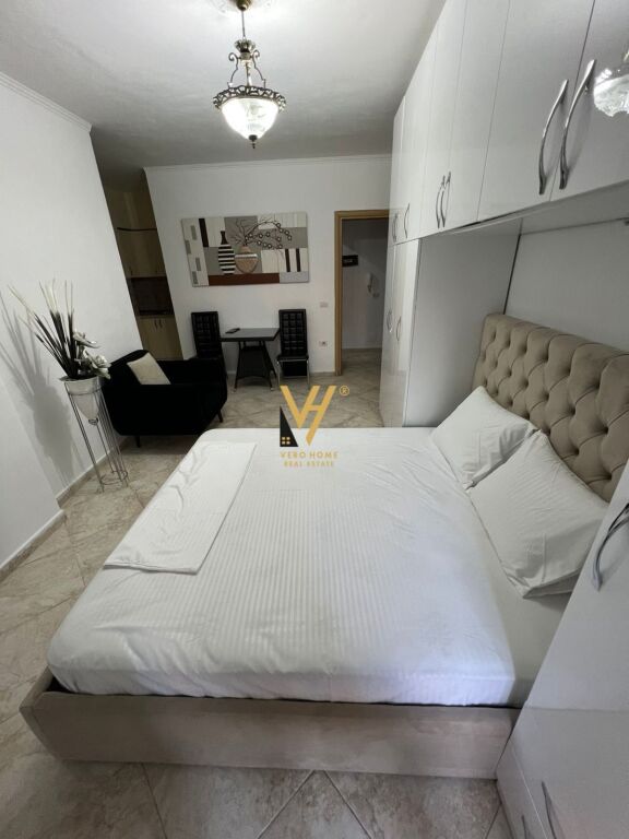 JEPET GARSONIERE 48 M2 ME QERA TE RRUGA E BARRIKADAVE 50.000 LEKE