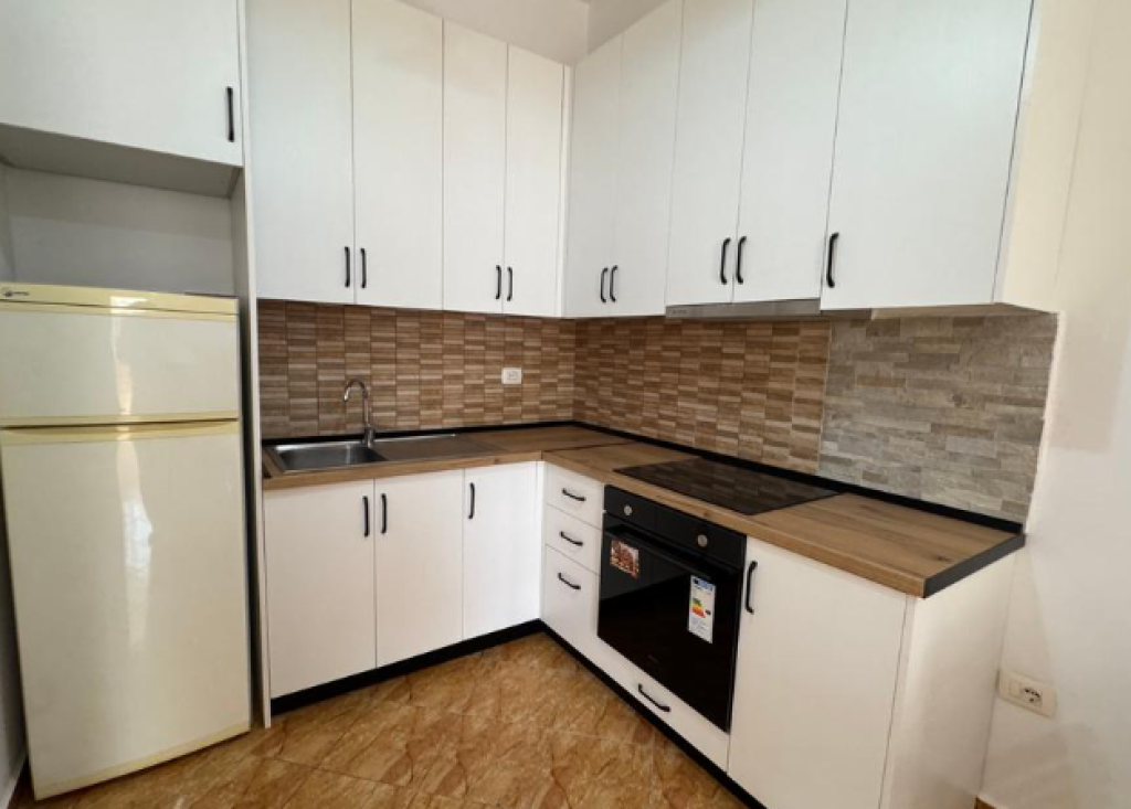 UNAZA E RE, APARTAMENT 1+1 PER QIRA, 450 €