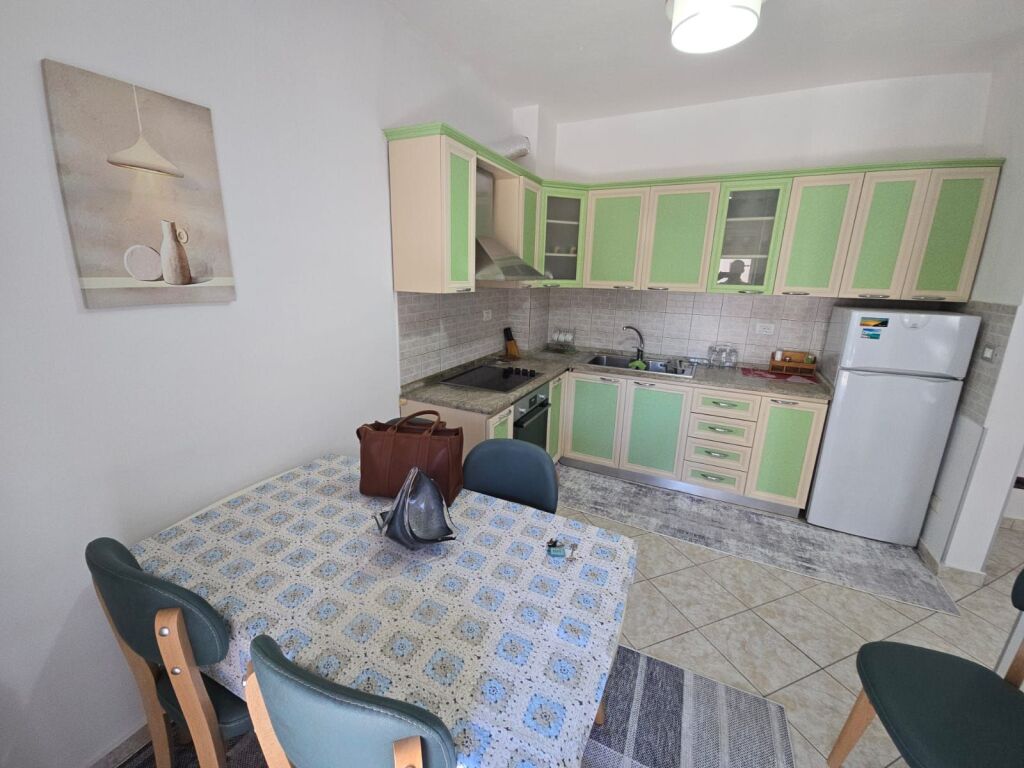 🏡 Apartament 1+1 me Kuzhinë të Veçantë për Qira në Zonën e Plazhit të Durrësit – Afër Pelikanit