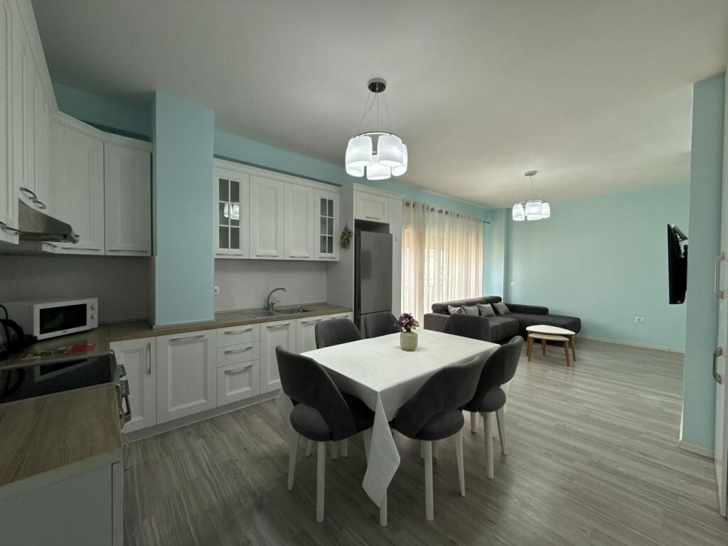 For rent modern 2+1 apartment on Rruga e Dibrës, near institutions, new complex