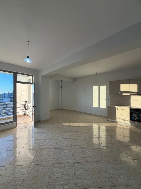 Shitet Apartament 2+1+2 te Rruga e Kavajës(Globi)