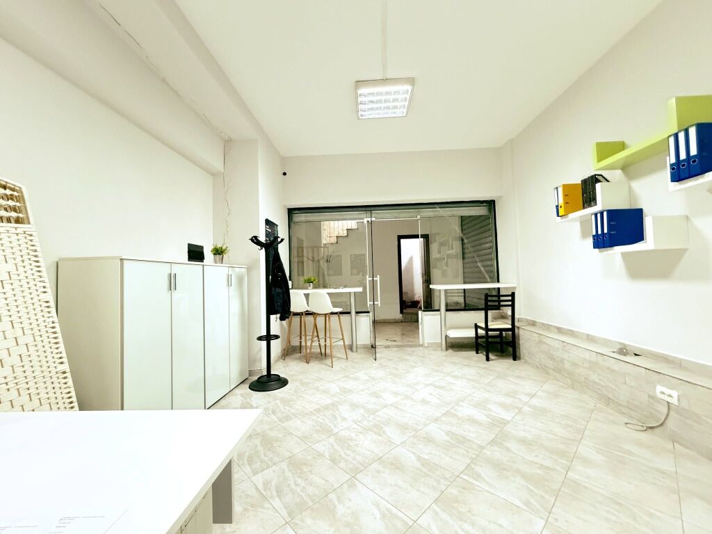 Locale commerciale in vendita a 21 Dhjetori vicino al Bar "Oslo" e al Market "Joena"