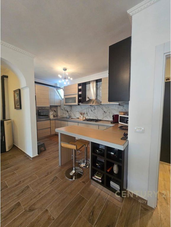 SHITET APARTAMENT 2+1+GARAZHD KET ISH-URT'ja !!!
