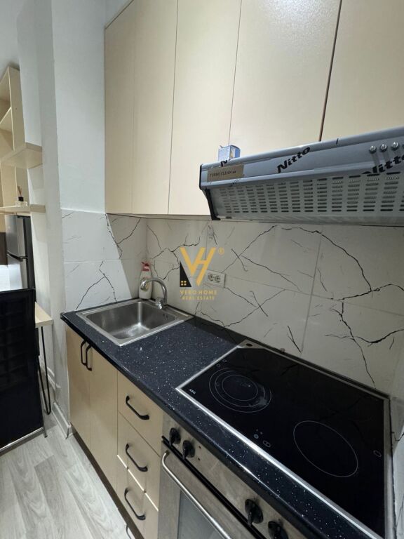 JEPET GARSONIERE 48 M2 ME QERA TE RR.BARRIKADAVE 42.000 LEKE