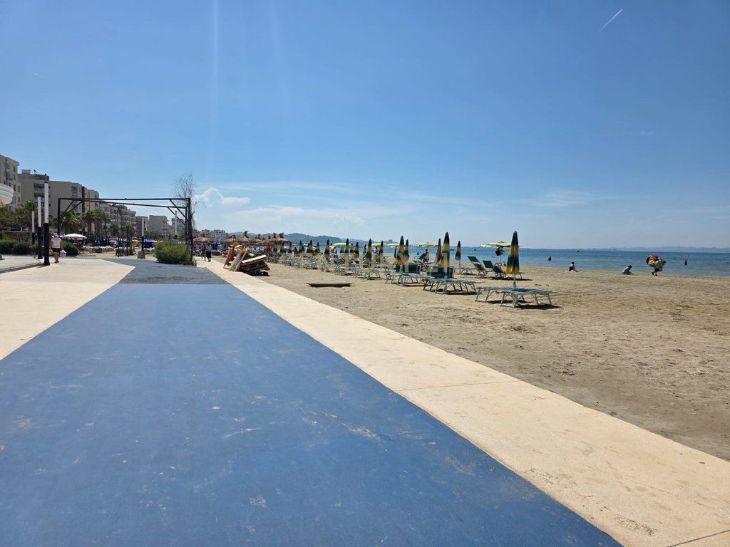 BUSINESS PREMISES FOR SALE FIRST LINE ON THE BEACH-DURRES!
