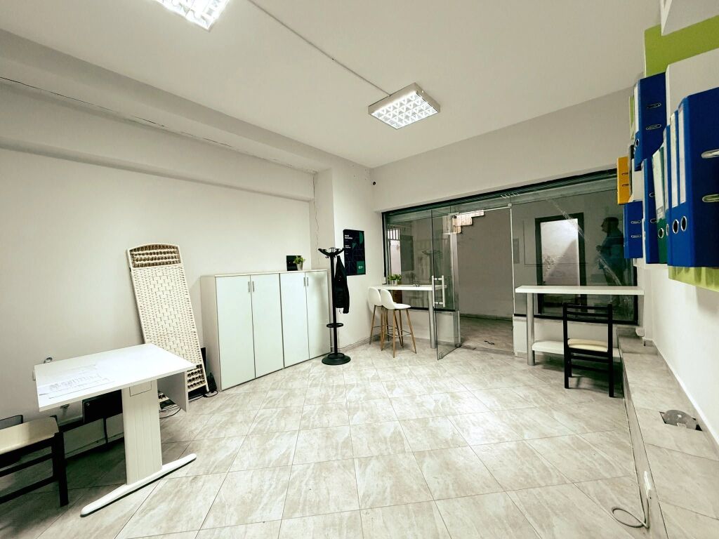 Locale commerciale in vendita a 21 Dhjetori vicino al Bar "Oslo" e al Market "Joena"