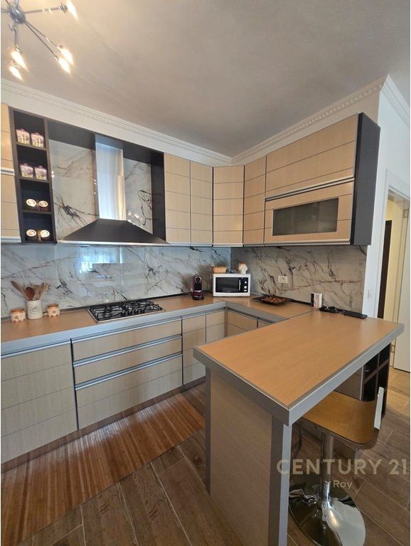 SHITET APARTAMENT 2+1+GARAZHD KET ISH-URT'ja !!!