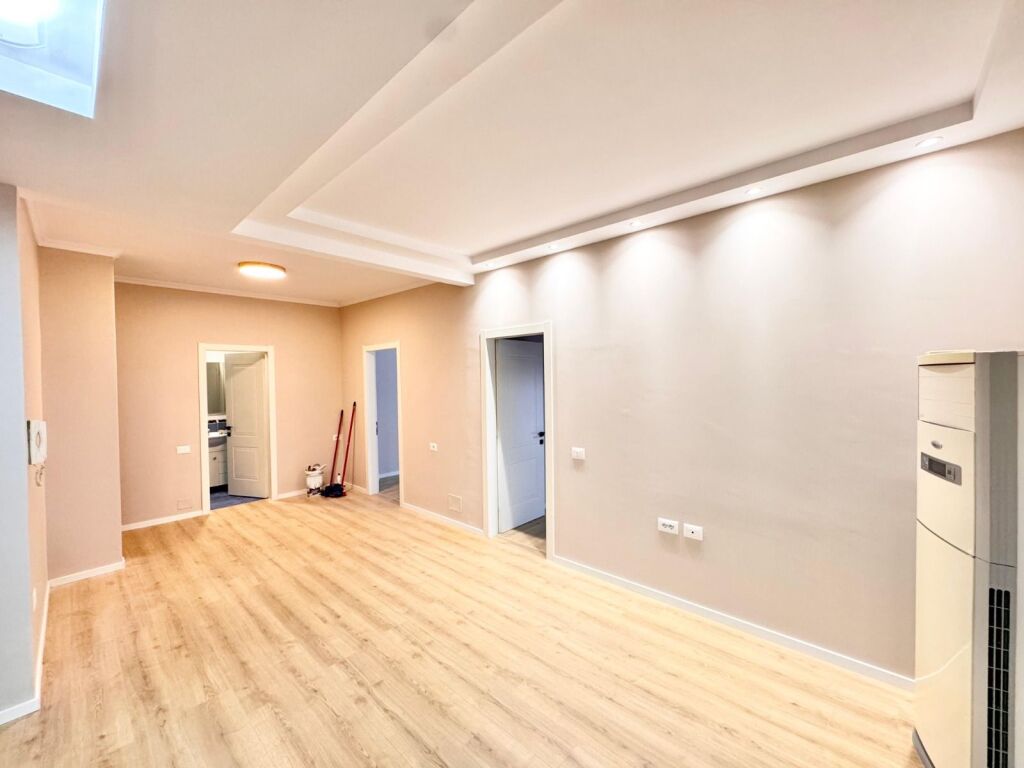 Shitet Apartament 2+1+Parkim Xhamllik, Colombo prane Porcelanit, Oxhaku