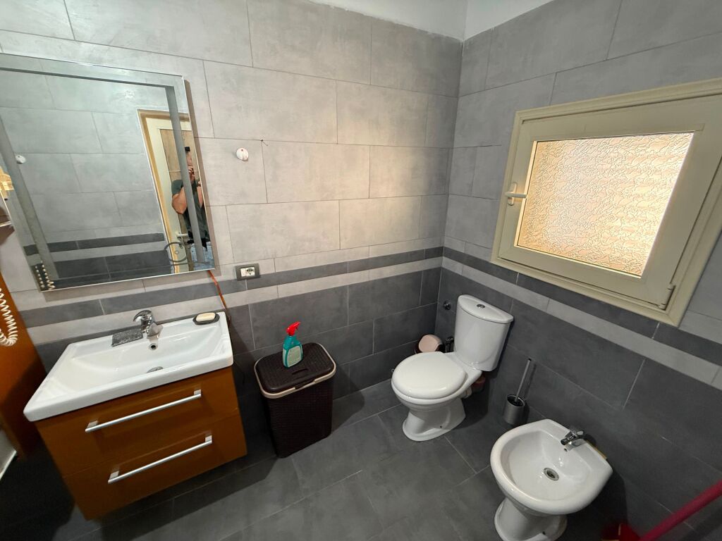 🏡 Jepet me Qera Apartament 2+1 – 📍Rruga Besa, pranë Piceri La Fortuna💶Cmimi 55.000 Lekë/Muaj