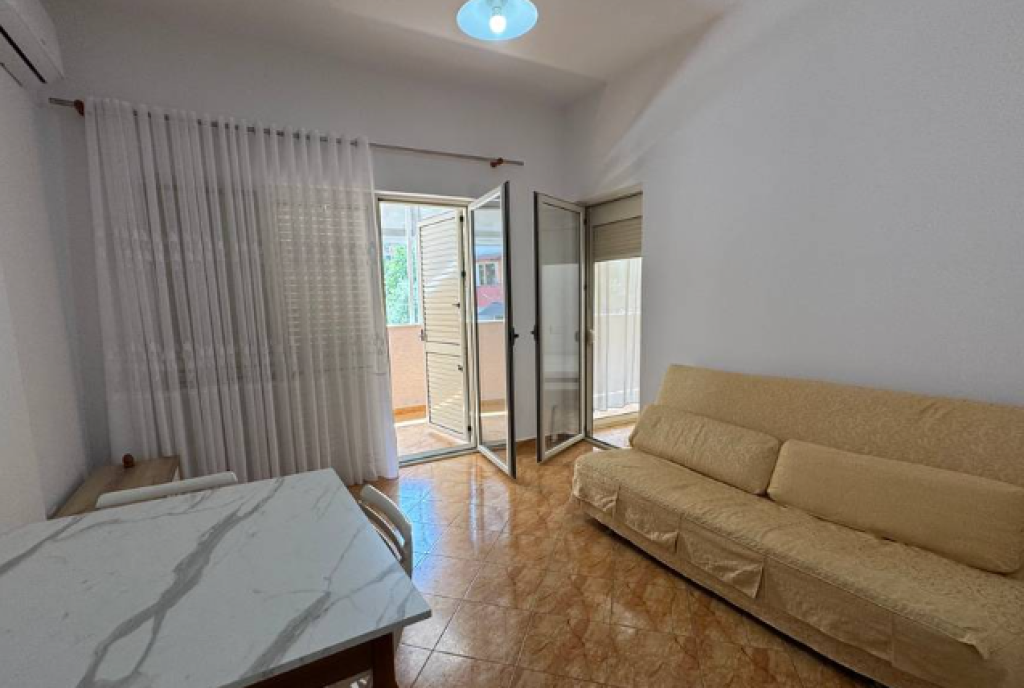 UNAZA E RE, APARTAMENT 1+1 PER QIRA, 450 €