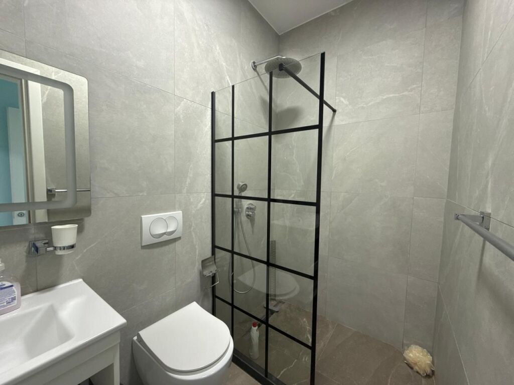 For rent modern 2+1 apartment on Rruga e Dibrës, near institutions, new complex