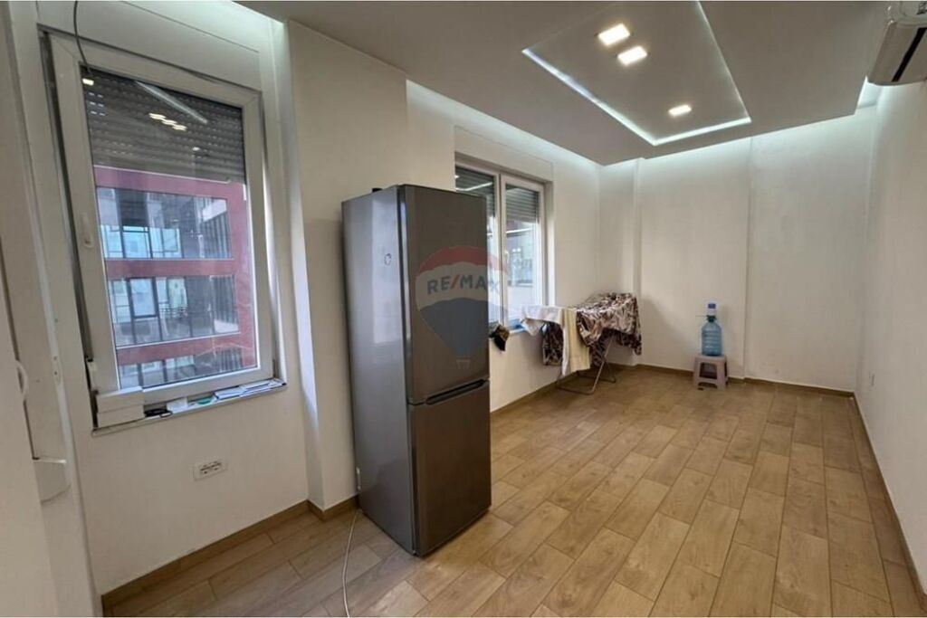 Shitet Apartament 3+1 +2+ post parkimi – Laprake