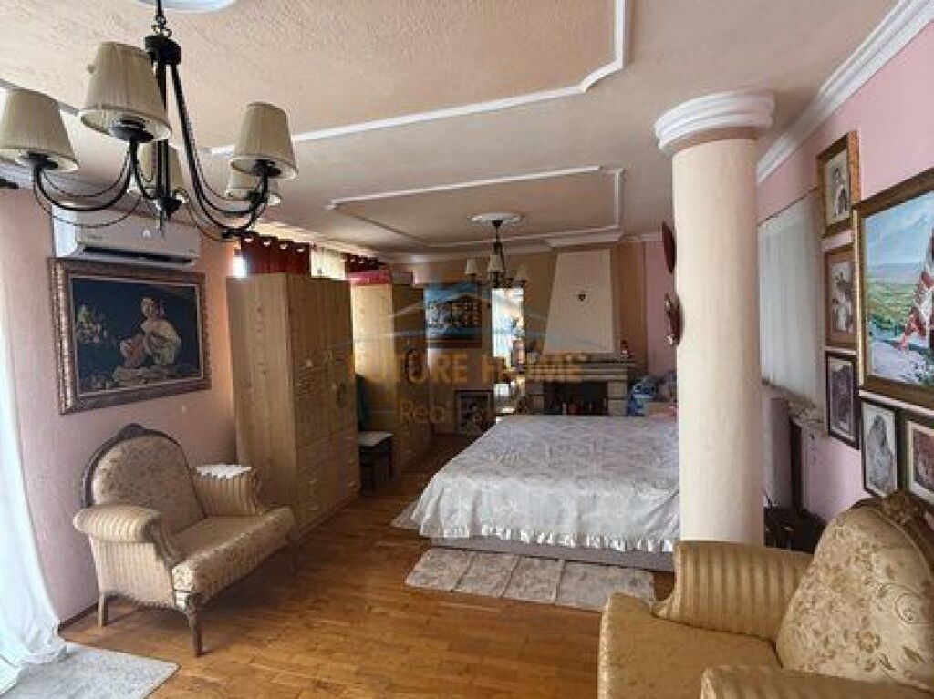 Shitet, Apartament 2+1, Materniteti i Ri, Tiranë
