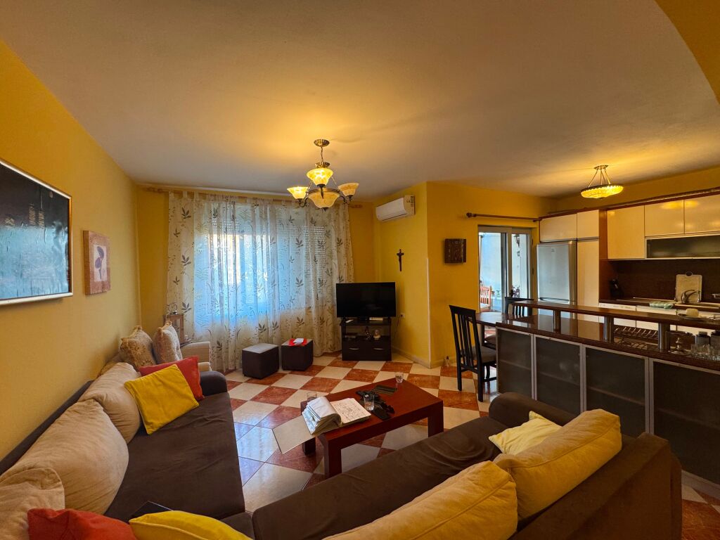 Shitet , Apartament 2+1+2 , Rruga e Kosovareve , Tirane
