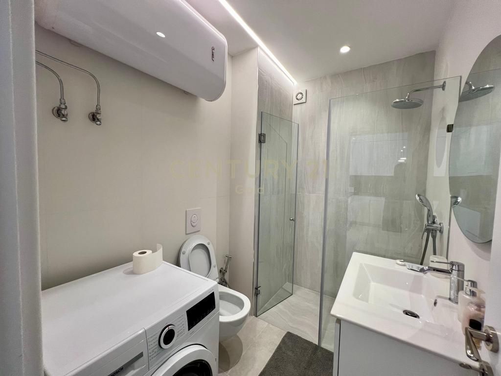 JAPIM ME QIRA APARTAMENT 2+1+2 + POST PARKIMI TEK RR.BARRIKADAVE!!