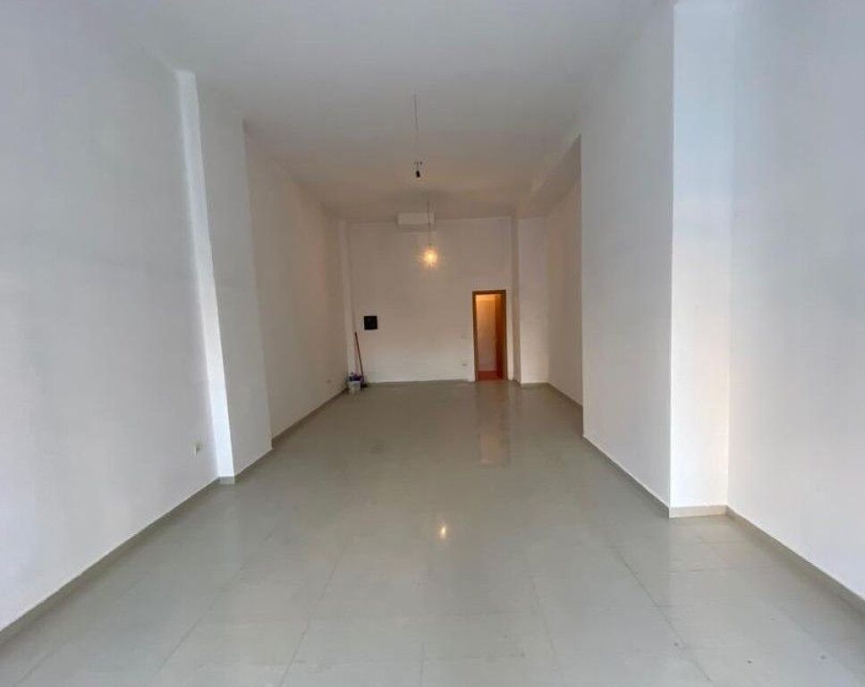 OCCASIONE ZONA 1450€ M2 VENDESI UNITA' COMMERCIALE A ASTIR