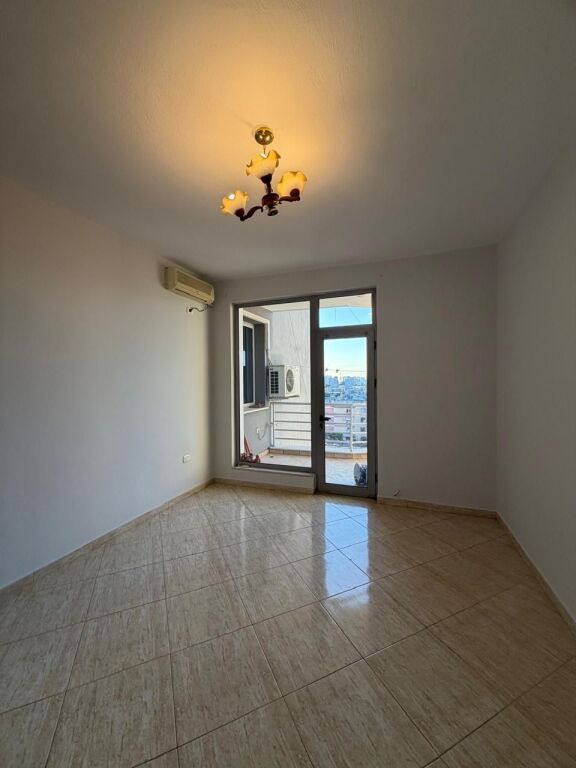 Shitet Apartament 2+1+2 te Rruga e Kavajës(Globi)