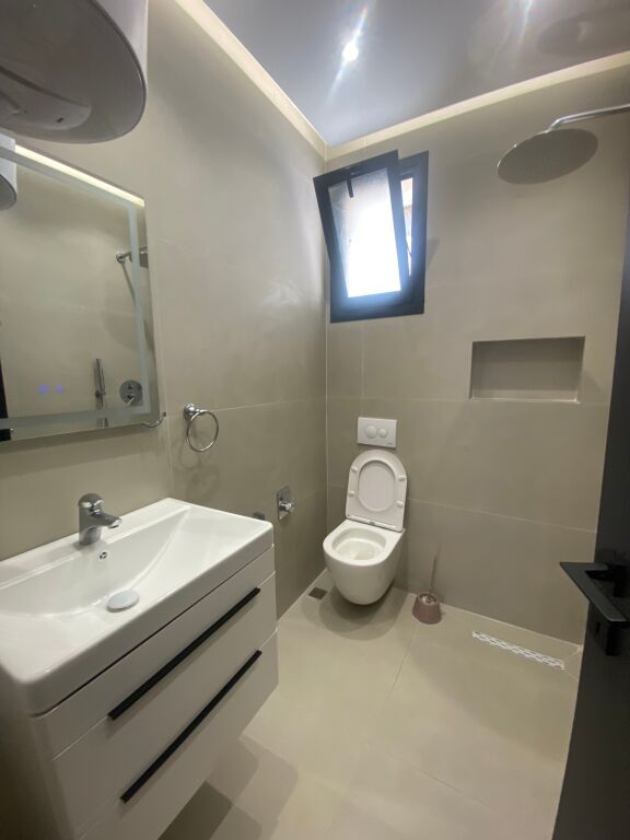 🏢 LOCALE COMMERCIALE IN VENDITA – 21 Dhjetori, vicino a Square 21