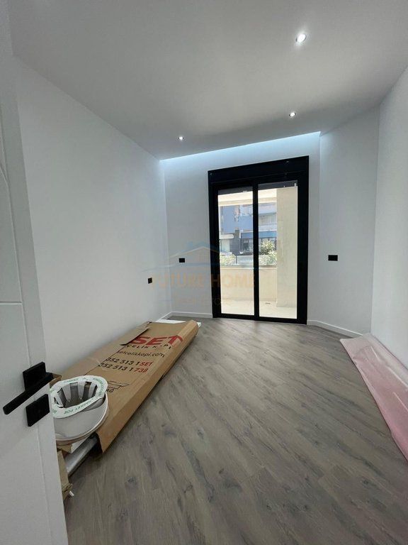 Shitet , Apartament 1+1 ,Rruga ''Murrat Terbaci'' ,Vlorë.