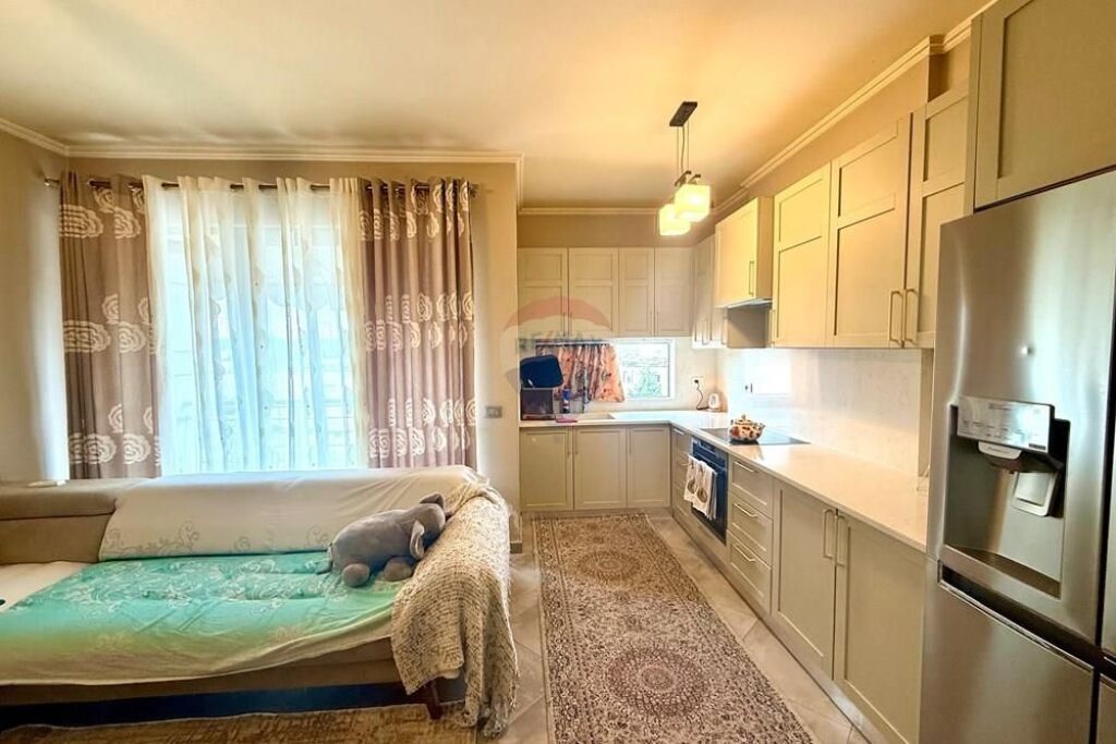 Apartament 2+1+2 për shitje – Shkolla e Bashkuar, Tiranë