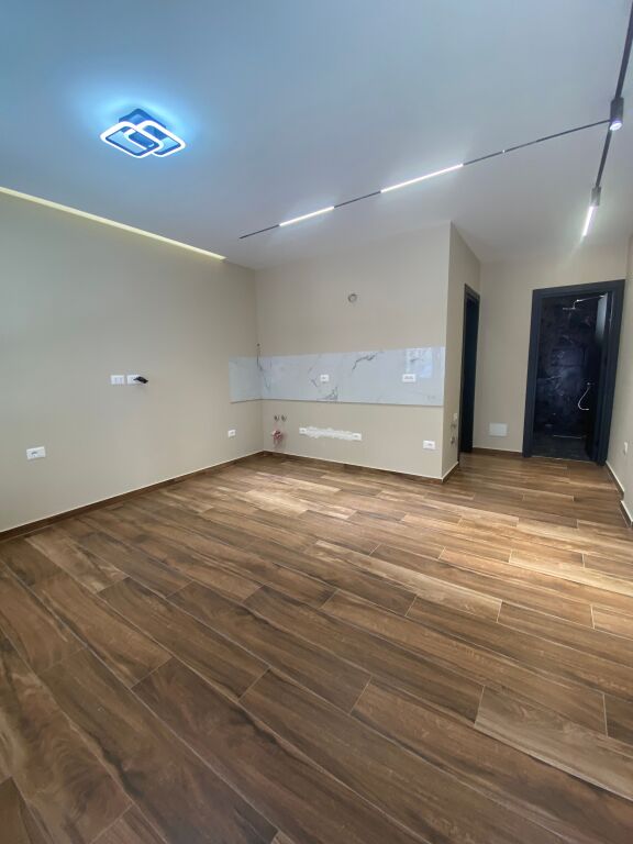 🏢 LOCALE COMMERCIALE IN VENDITA – 21 Dhjetori, vicino a Square 21