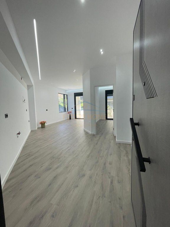Shitet , Apartament 1+1 ,Rruga ''Murrat Terbaci'' ,Vlorë.