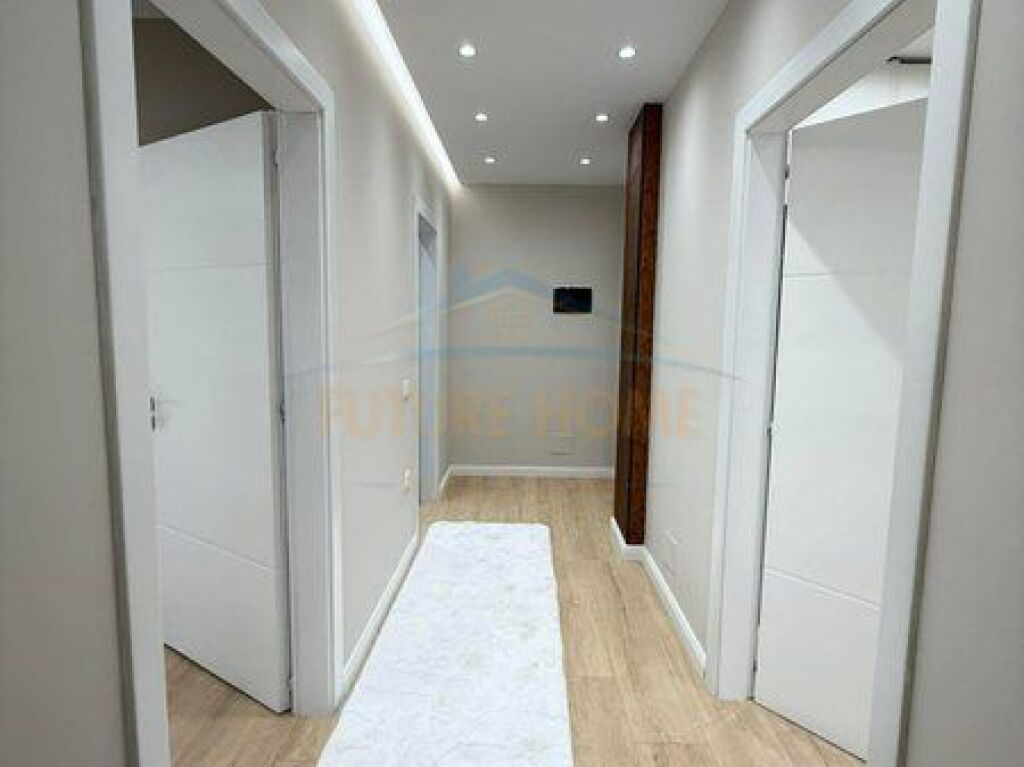 Shitet, Apartament 2+1+2, Unaza Re