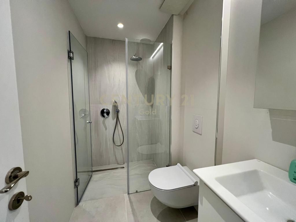 JAPIM ME QIRA APARTAMENT 2+1+2 + POST PARKIMI TEK RR.BARRIKADAVE!!