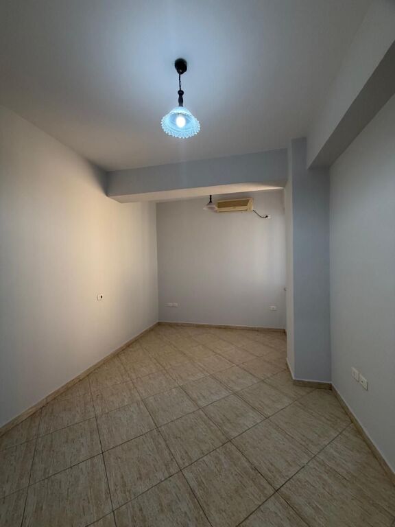 Shitet Apartament 2+1+2 te Rruga e Kavajës(Globi)