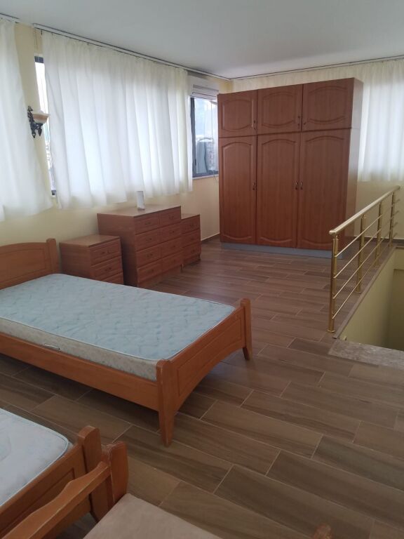 Appartamento 1+1 in affitto con Ali Dem vicino alla Strada Principale vicino alla scuola 1 Maggio 330 mila lek vecchi