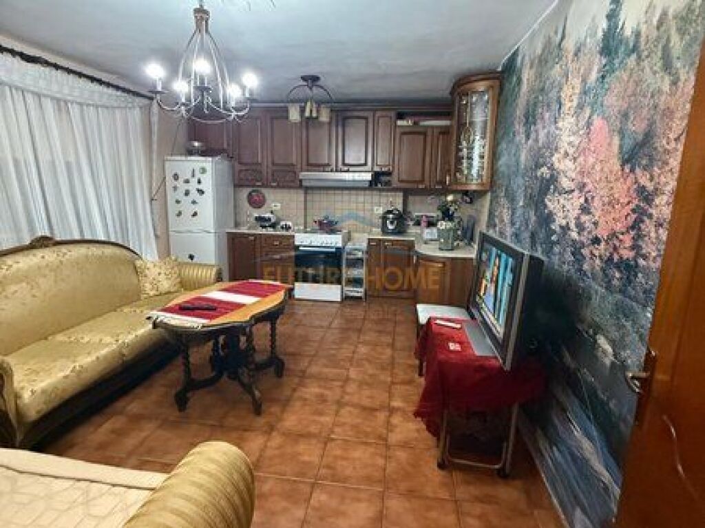 Shitet, Apartament 2+1, Materniteti i Ri, Tiranë