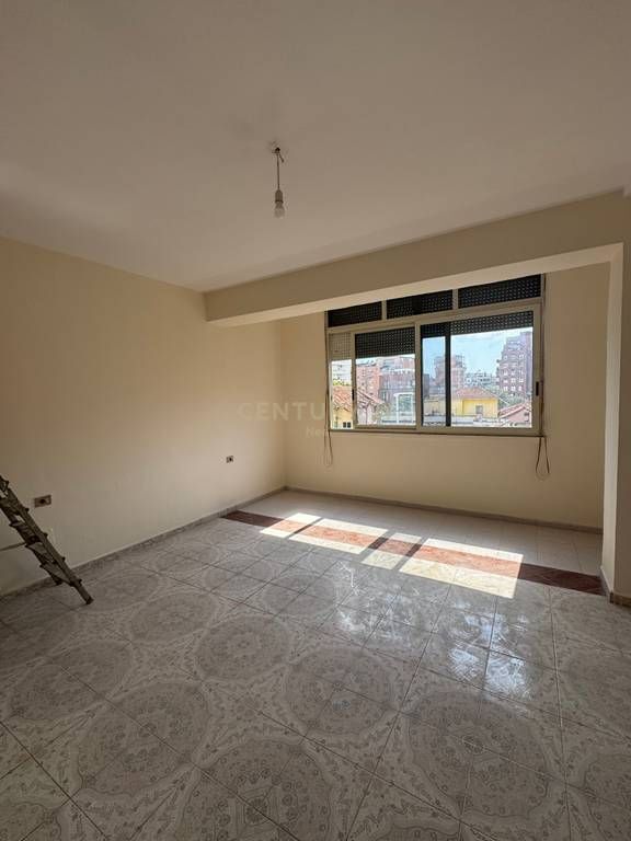 We sell a 1+1 apartment between Kavaja Street and Myslym Shyri !! Possibility to convert to 2+1 !!