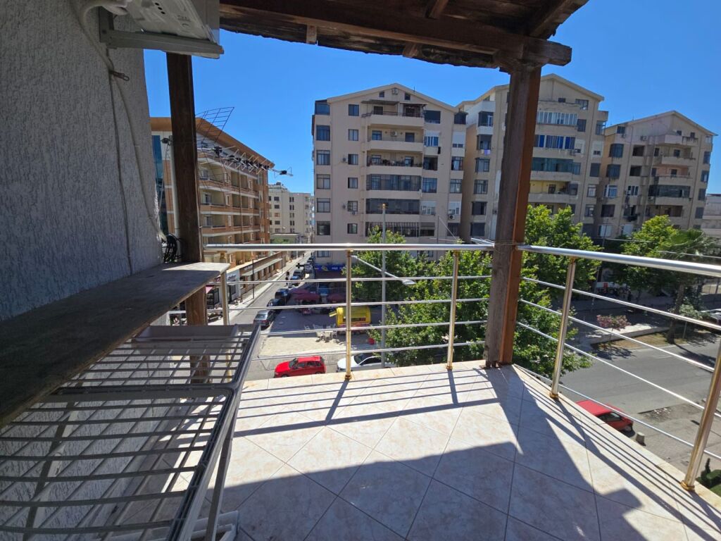🏡 Apartament 1+1 me Kuzhinë të Veçantë për Qira në Zonën e Plazhit të Durrësit – Afër Pelikanit