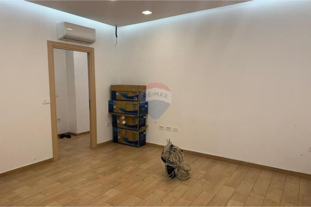 Shitet Apartament 3+1 +2+ post parkimi – Laprake