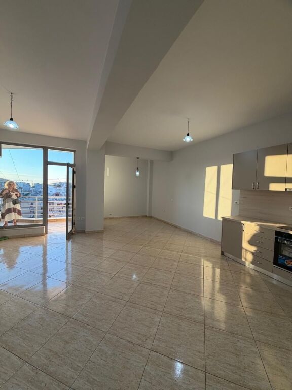 Shitet Apartament 2+1+2 te Rruga e Kavajës(Globi)