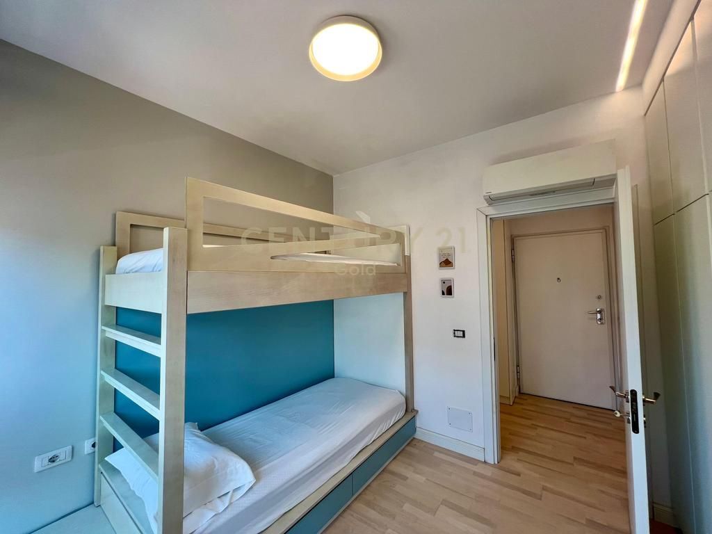 JAPIM ME QIRA APARTAMENT 2+1+2 + POST PARKIMI TEK RR.BARRIKADAVE!!