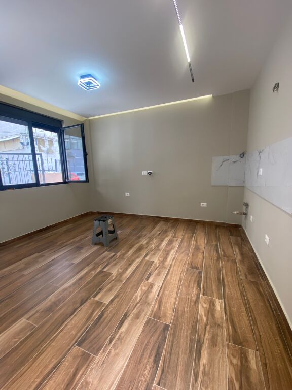 🏢 LOCALE COMMERCIALE IN VENDITA – 21 Dhjetori, vicino a Square 21