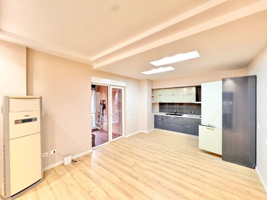 Shitet Apartament 2+1+Parkim Xhamllik, Colombo prane Porcelanit, Oxhaku