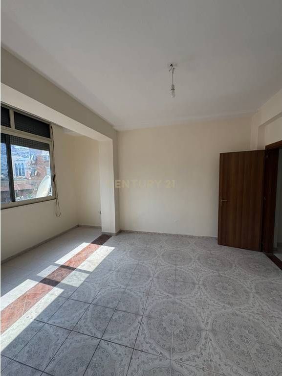 We sell a 1+1 apartment between Kavaja Street and Myslym Shyri !! Possibility to convert to 2+1 !!